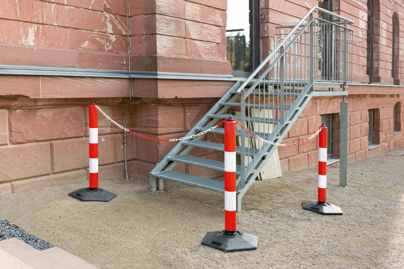 Heavy duty chain post 1000mm high red & white c/w 8.5kg base (570mm dia)